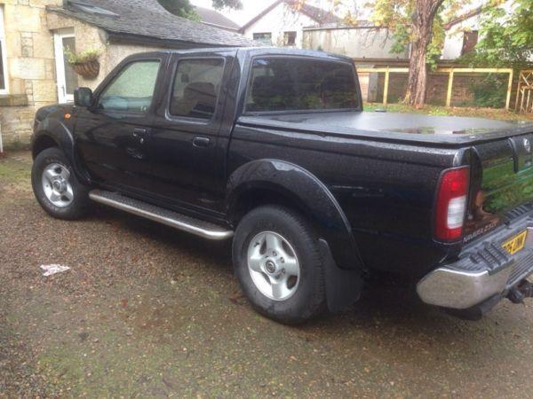 Nissan Navara 4-dr 2.5 turbodiesel pick-up with tow-bar. LOW MILEAGE.