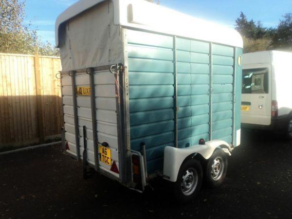 sinclair horse trailer/box.tow horse trailer,1988,front and rear loading,partisions,very good condti