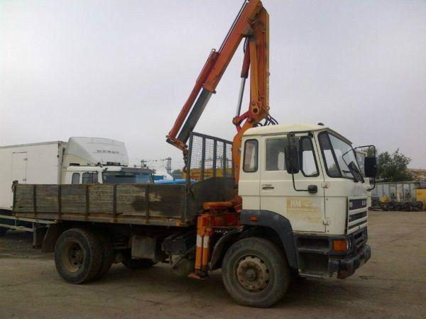 Left hand drive DAF 1900, 19 ton tipper lorry with 5 ton crane. On springs suspension. Year: 1993