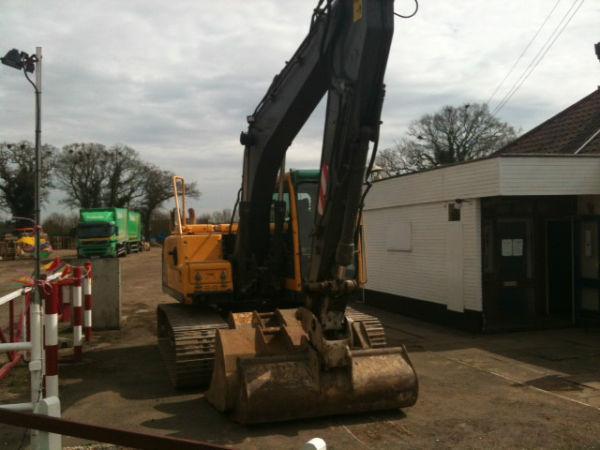 EXCAVATOR 360, 2006 VOLVO EXCAVATOR, 7,200 HRS, SERVICE HISTORY, FIVE BUCKETS AND AUTO HITCH.