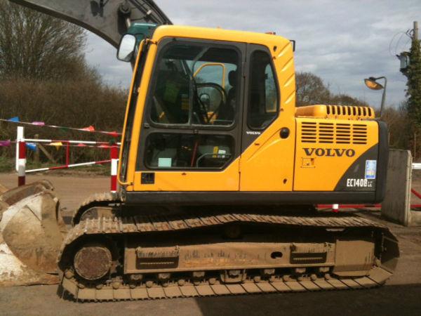 EXCAVATOR 360, VOLVO 14 TONNE, ONLY 5,200 HRS, 2006 WITH SERVICE INFO, FIVE BUCKETS AND AUTO HITCH.