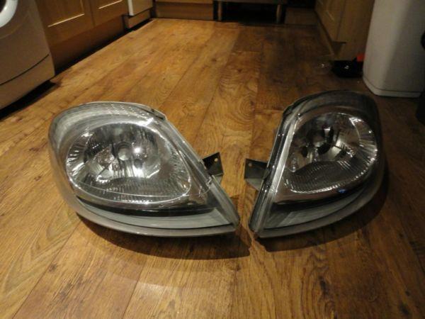 Vauxhall Vivaro pair of headlights ,Renault Trafic and Nissan headlight GENUINE