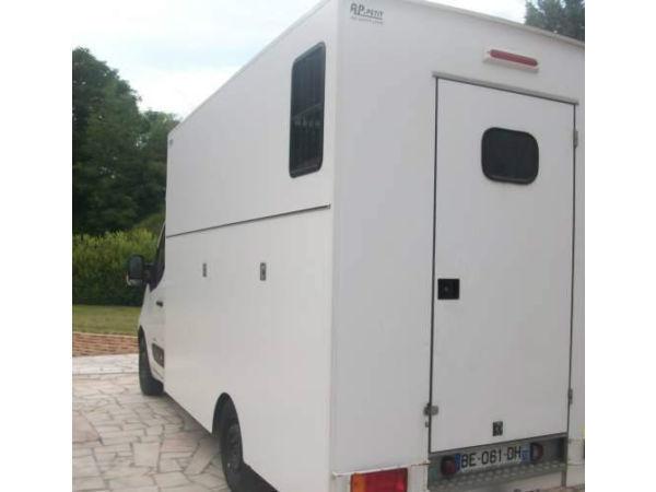 truck transporting two horses renault master 2.5 dci 150 cv