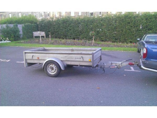 Single wheel base trailer