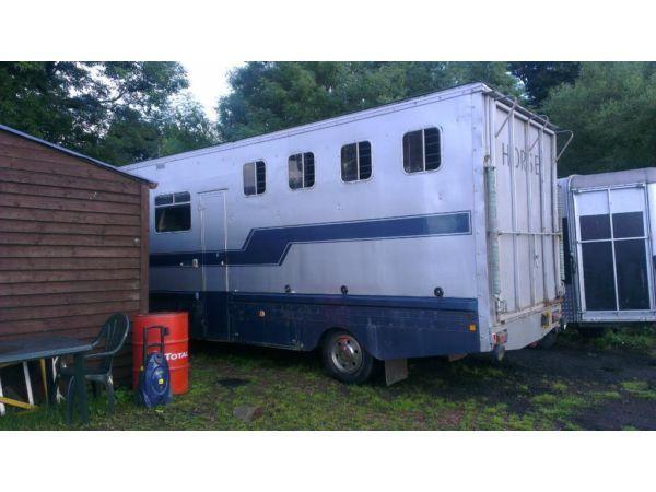 Mercedes 814 7.5 ton horsebox carries 3 large horses, living sleeps 4/ 5 plated May 2014